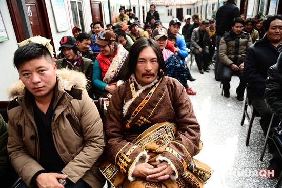 འབྲོག་པ་མང་ཚོགས་ཀྱིས་མ་རྐང་བཞག་ནས་ཡོང་སྒོ་འཕར་བ།
