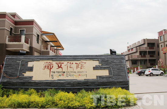 པདྨ་མཚེའུ་འགྲམ་གྱི་སྐུ་འབུམ་བོད་ཀྱི་རིག་གནས་ཁང་།