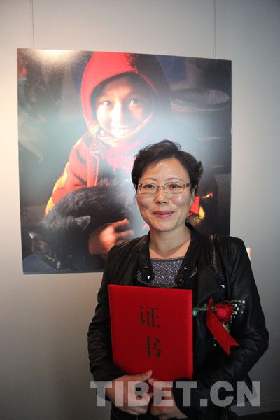 《དྭངས་པའི་མིག་ཟུང》ཞེས་པའི་བརྩམས་ཆོས་ལ་གསེར་གྱི་རྟགས་མ་ཐོབ་པ།