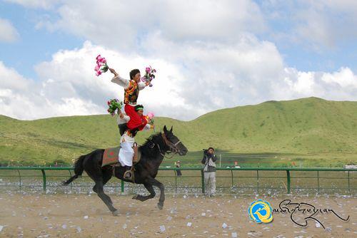 རྔ་བ་ཁུལ་གྱི་མི་རིགས་རྟ་རྒྱུགས་འགྲན་ཚོགས་ཧུང་ཡོན་རྫོང་ནས་གཟབ་རྒྱས་ངང་འཚོགས།