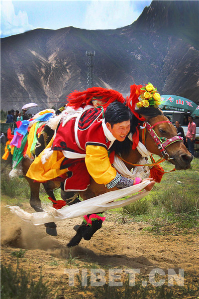 བོད་ལྗོངས་ལྷ་སའི་མང་ཚོགས་ཀྱིས་འོང་སྐོར་དུས་ཆེན་རོལ་བ།