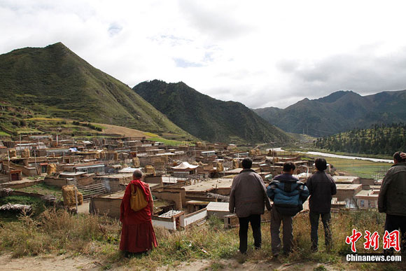 ཀན་ལྷོའི་རི་ཁྲོད་དུ་གནས་པའི་རྨོངས་སེལ་བཙུན་པ།