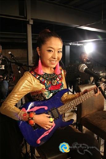 མེ་ཏོག་ཚན་སྡེབ་ཀྱི་གཞས་གསར《སེམས་ཀྱི་དག་ཞིང》འགྲེམ་ལ་ཉེ་བ།
