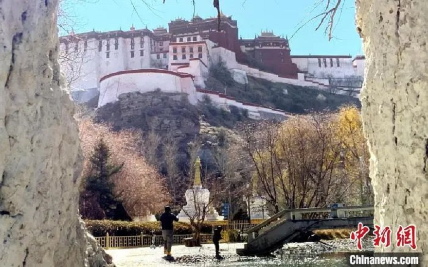 ཕོ་བྲང་པོ་ཏ་ལ་ཕྱི་ཕྱོགས་སུ་སྒོ་ཕྱེ།