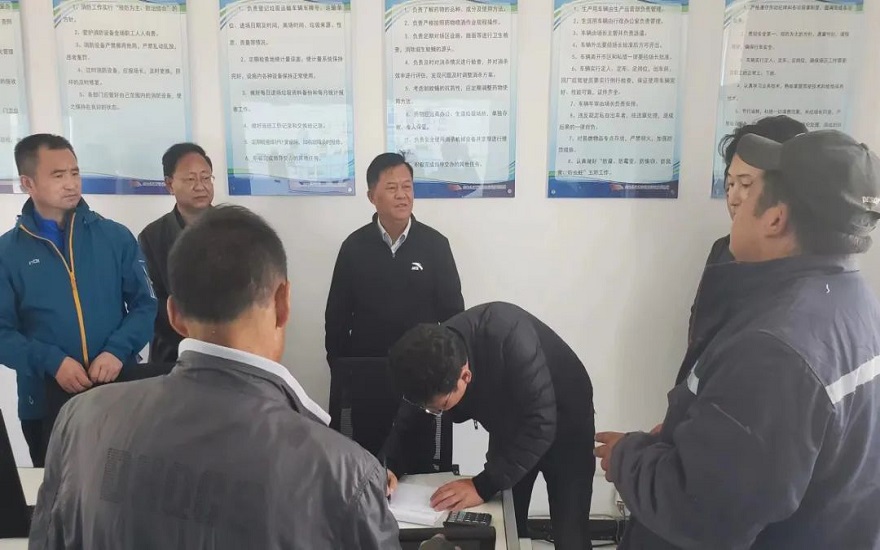 ཧྲུའུ་ཅི་ལིས་ཀང་གིས་མཚོ་སྔོན་པོའི་ཡུལ་སྐོར་བྱ་བའི་གནས་ཚུལ་ལ་རྟོག་ཞིབ་བྱས།