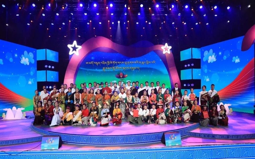 ཨ་མདོ་བརྙན་འཕྲིན་གྱི་མེ་ཏོག་གངས་ལྷ་རྟགས་མའི་ན་ཆུང་བྱིས་པའི་གླུ་གཞས་སྤྲོ་ཚོགས་སྐབས་གསུམ་པ་ལེགས་པར་གྲུབ།