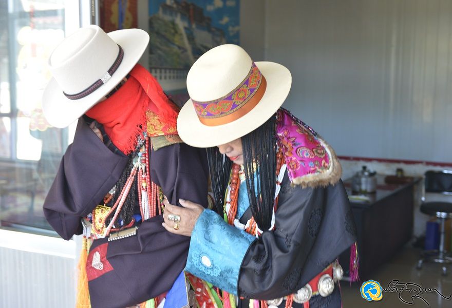 ༄༅། །སྔོན་ཐོན་པར་ཆས་སྤྱད་དེ་གཉེན་སྲོལ་རིག་གནས་མིག་གི་བདུད་རྩིར་མངོན།