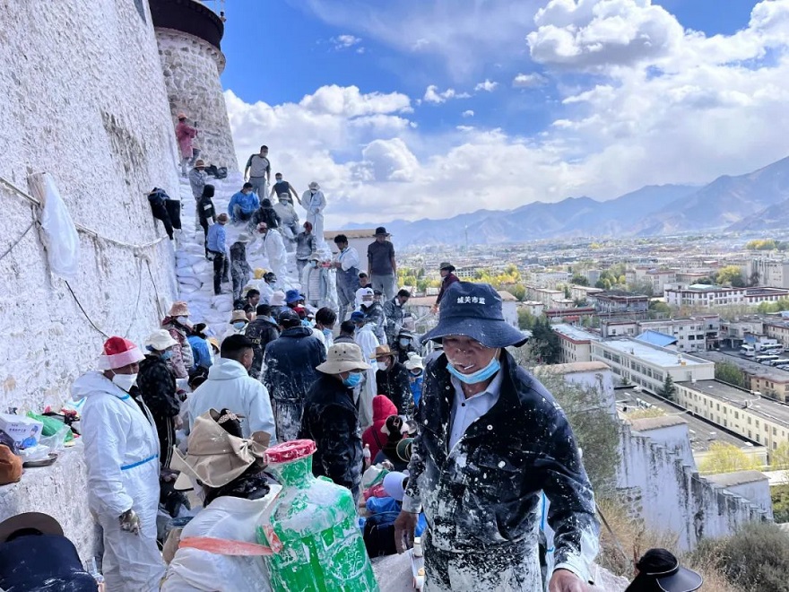 ད་ལོའི་ཕོ་བྲང་པོ་ཏ་ལའི་སྐུ་དཀར་གསོལ་འགོ་ཚུགས་པ།
